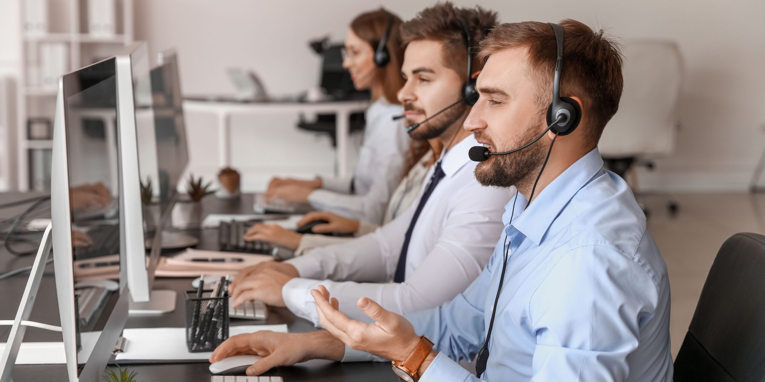 Ilustración de equipo colaborando y analizando datos