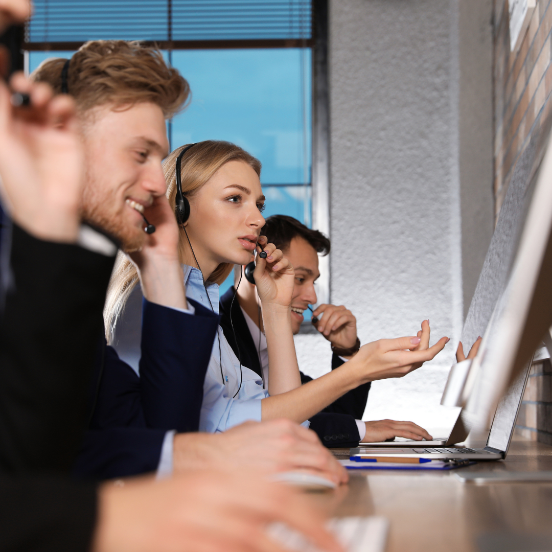 Representación de un panel de aprendizaje en la nube con un estudiante interactuando